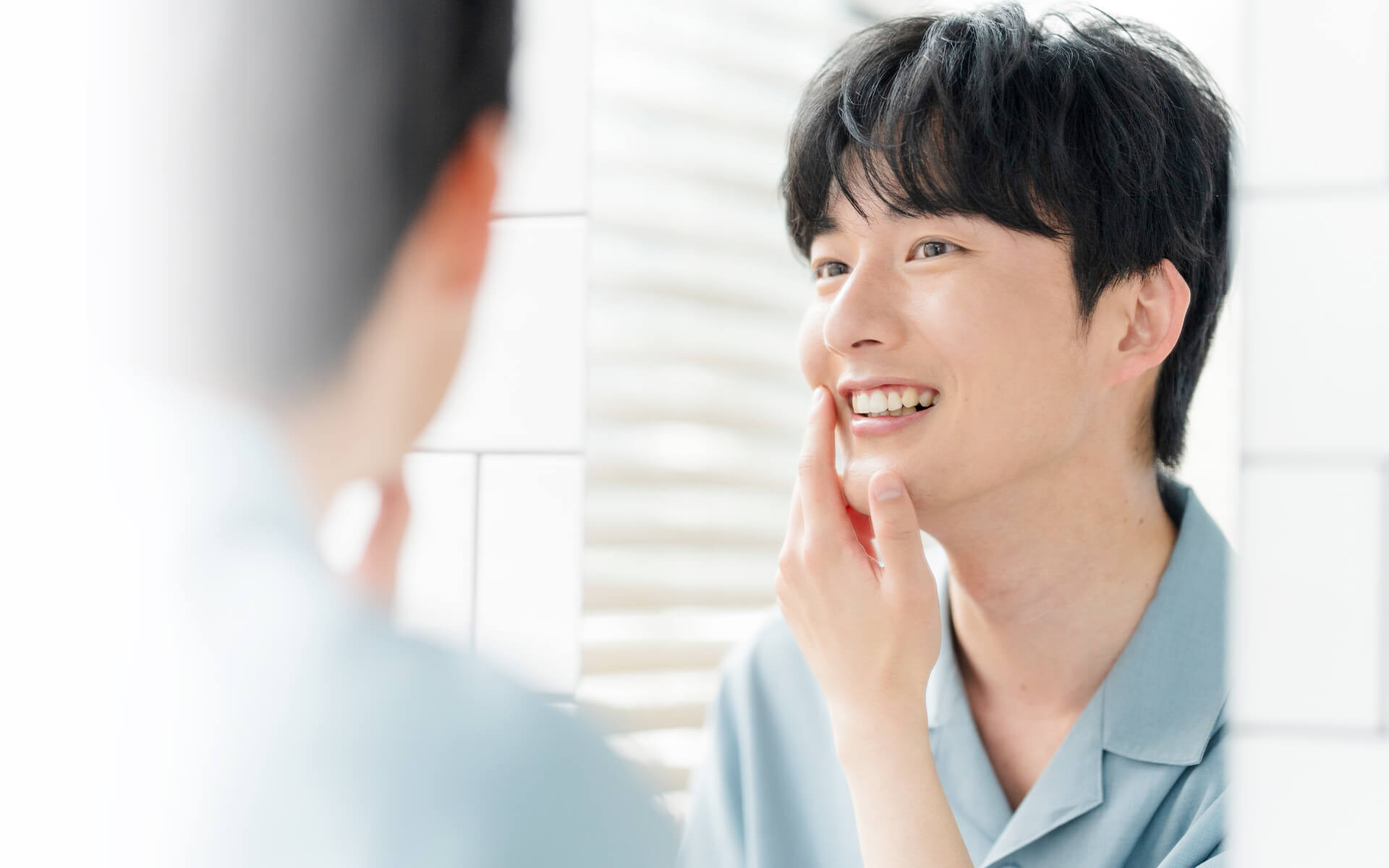 鏡をチェックする男性