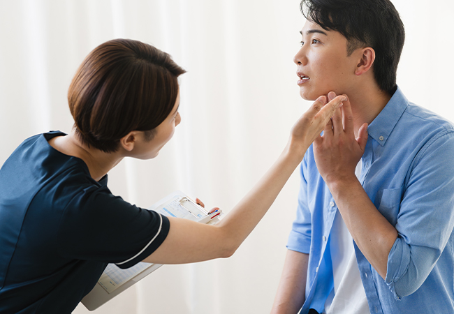 脱毛のカウンセリングをする男性