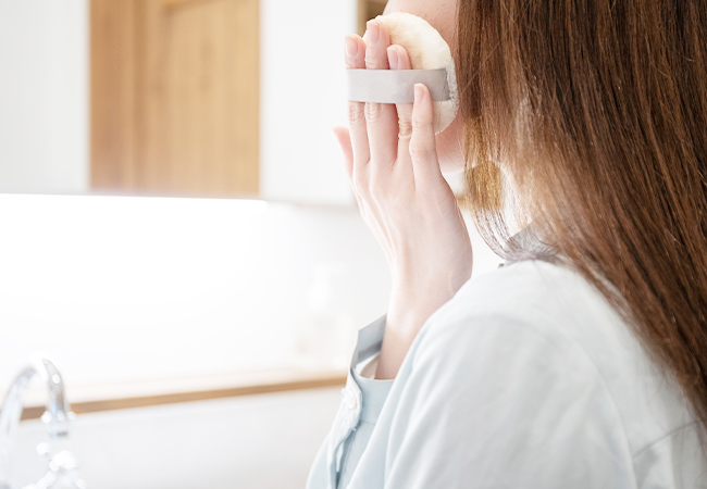 施術後メイクをする女性