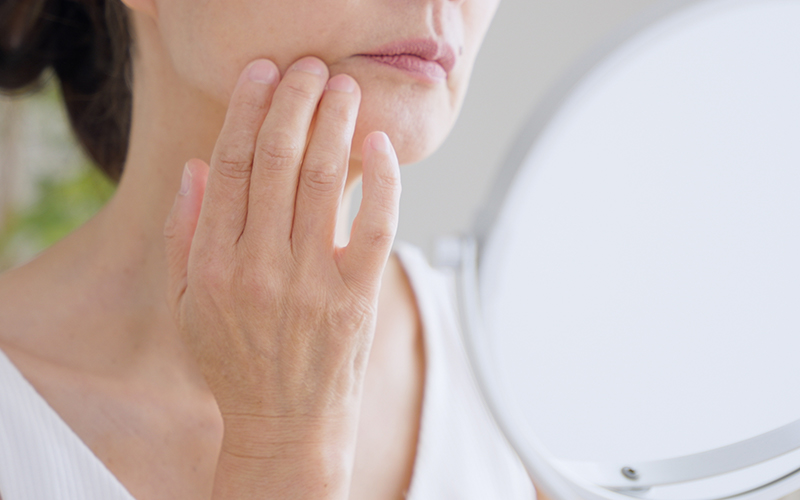 フェイスラインのもたつきが気になる女性