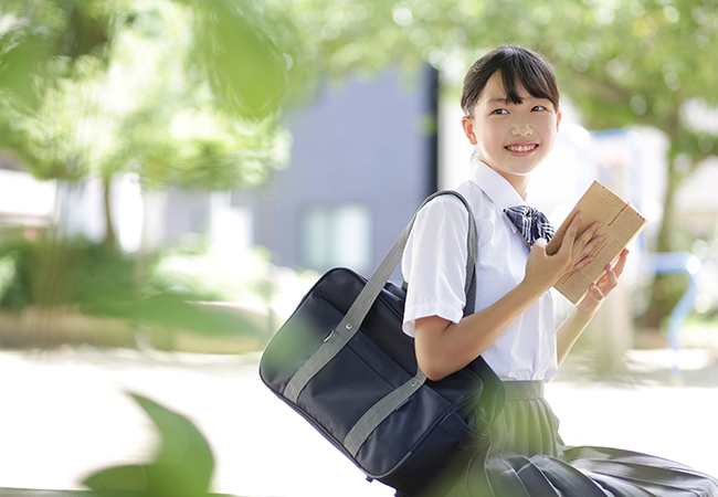 読書をする中学生